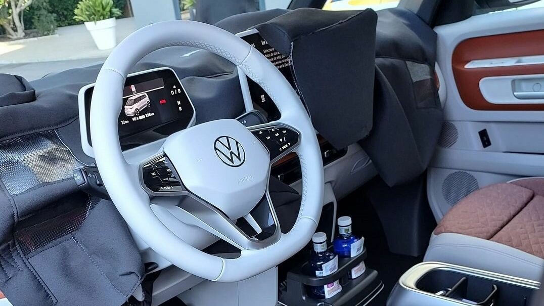 Интерьер электрического ретроминивэна VW ID.Buzz рассекретили до премьеры. В нём есть спальное место