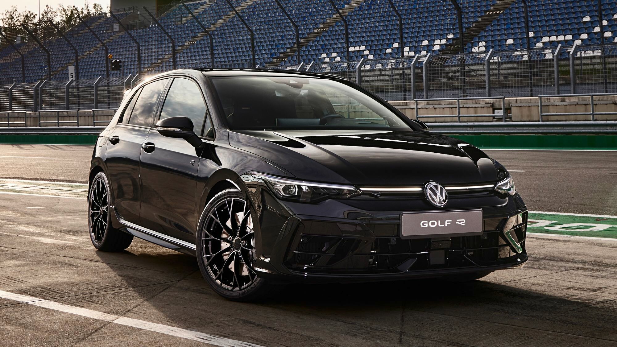 Volkswagen назвал цены на обновлённые Golf GTI Clubsport и Golf R