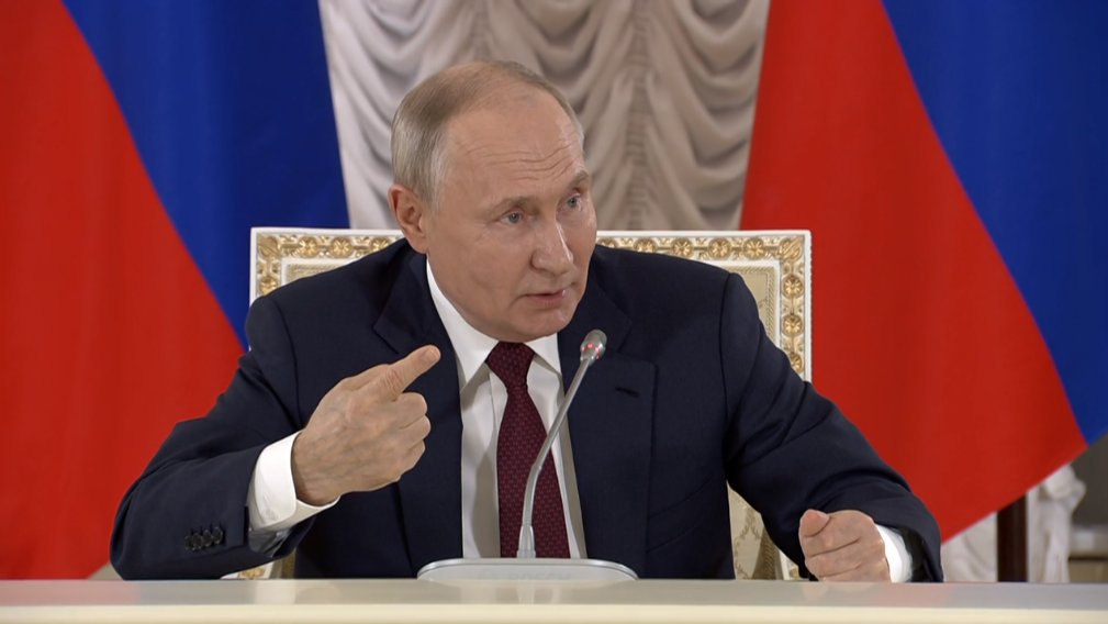 Путин потребовал отказаться от госзакупок иномарок для чиновников