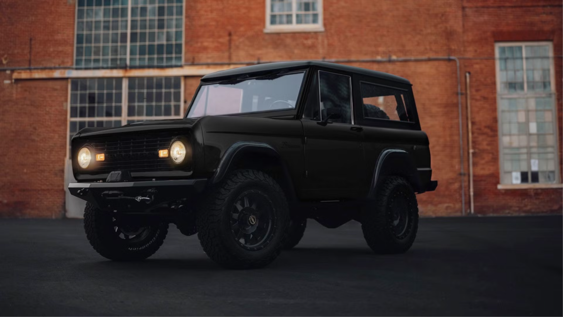В США выпустили очень чёрный рестомод Ford Bronco за 214 тысяч долларов
