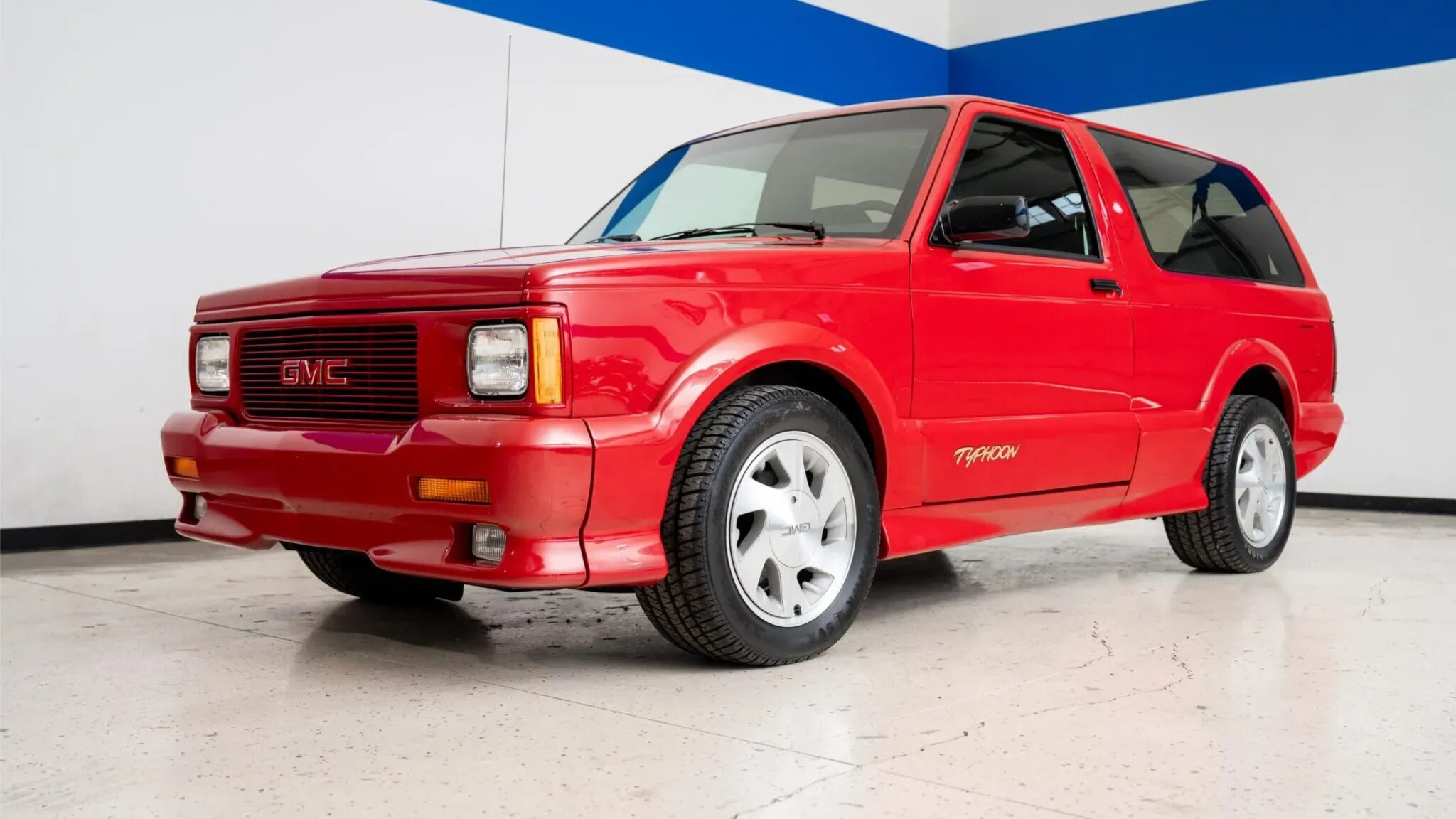 Внедорожник GMC 1993 года продали дороже Porsche Cayenne Turbo GT
