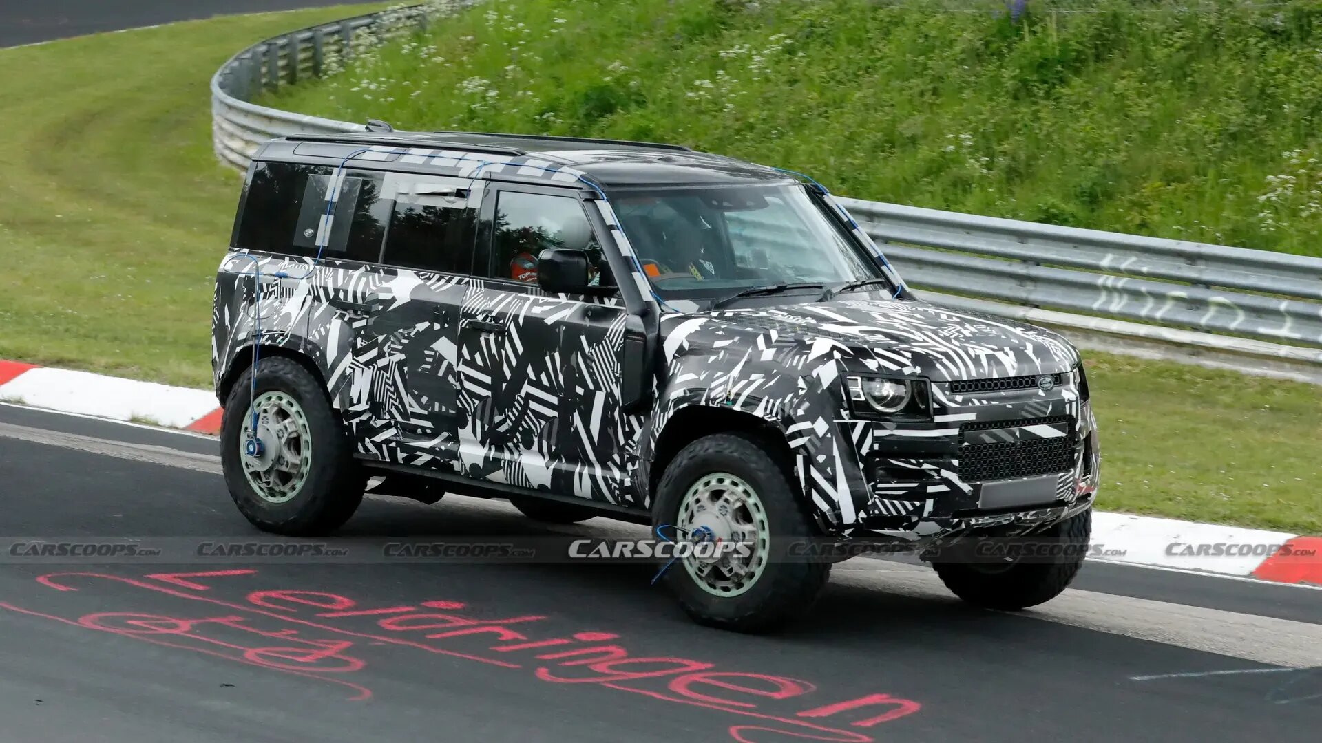 Самую хардкорную версию Land Rover Defender заметили на испытаниях