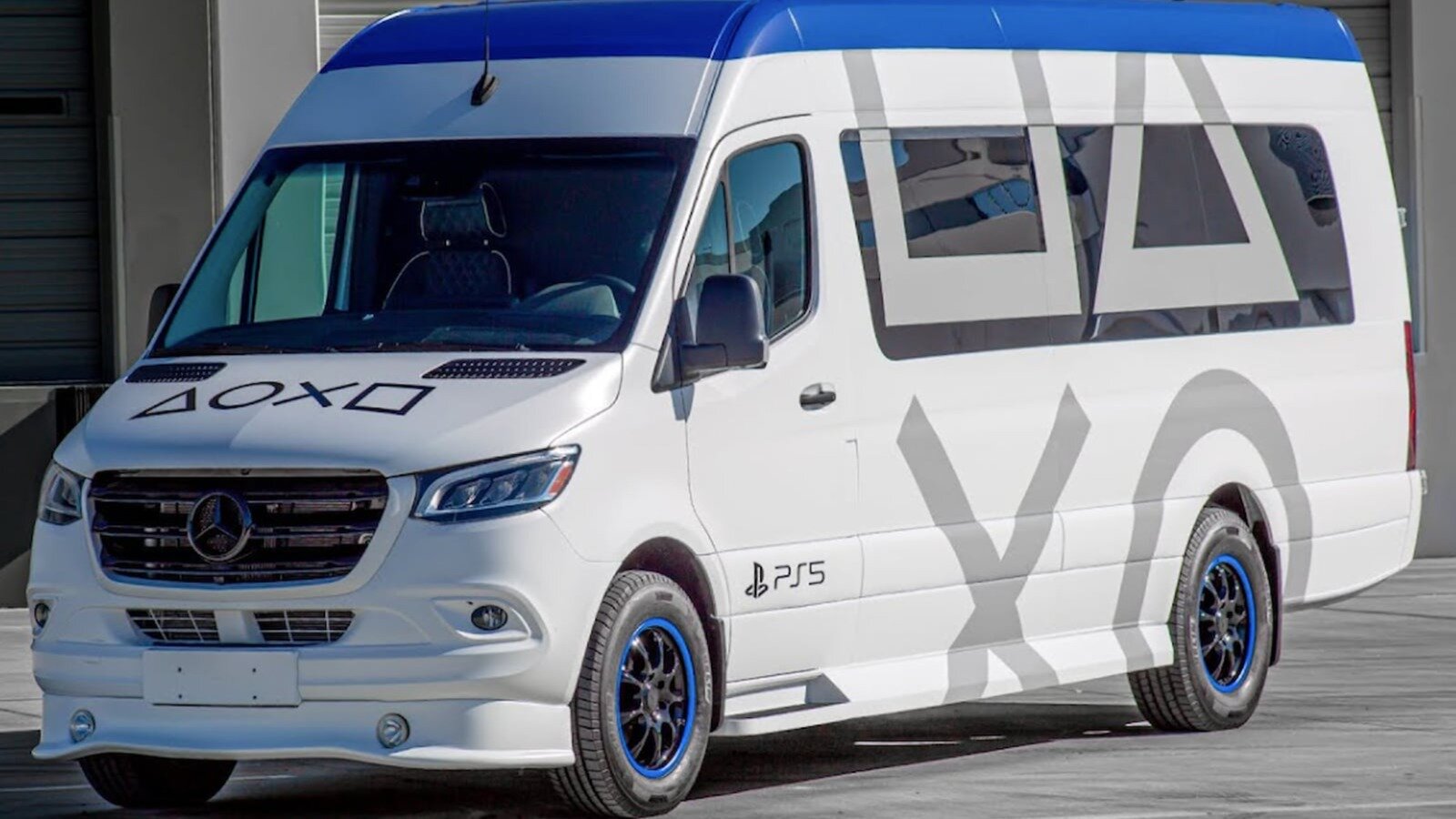 Mercedes-Benz Sprinter превратили в передвижную гостиную для геймеров в стиле PlayStation 5