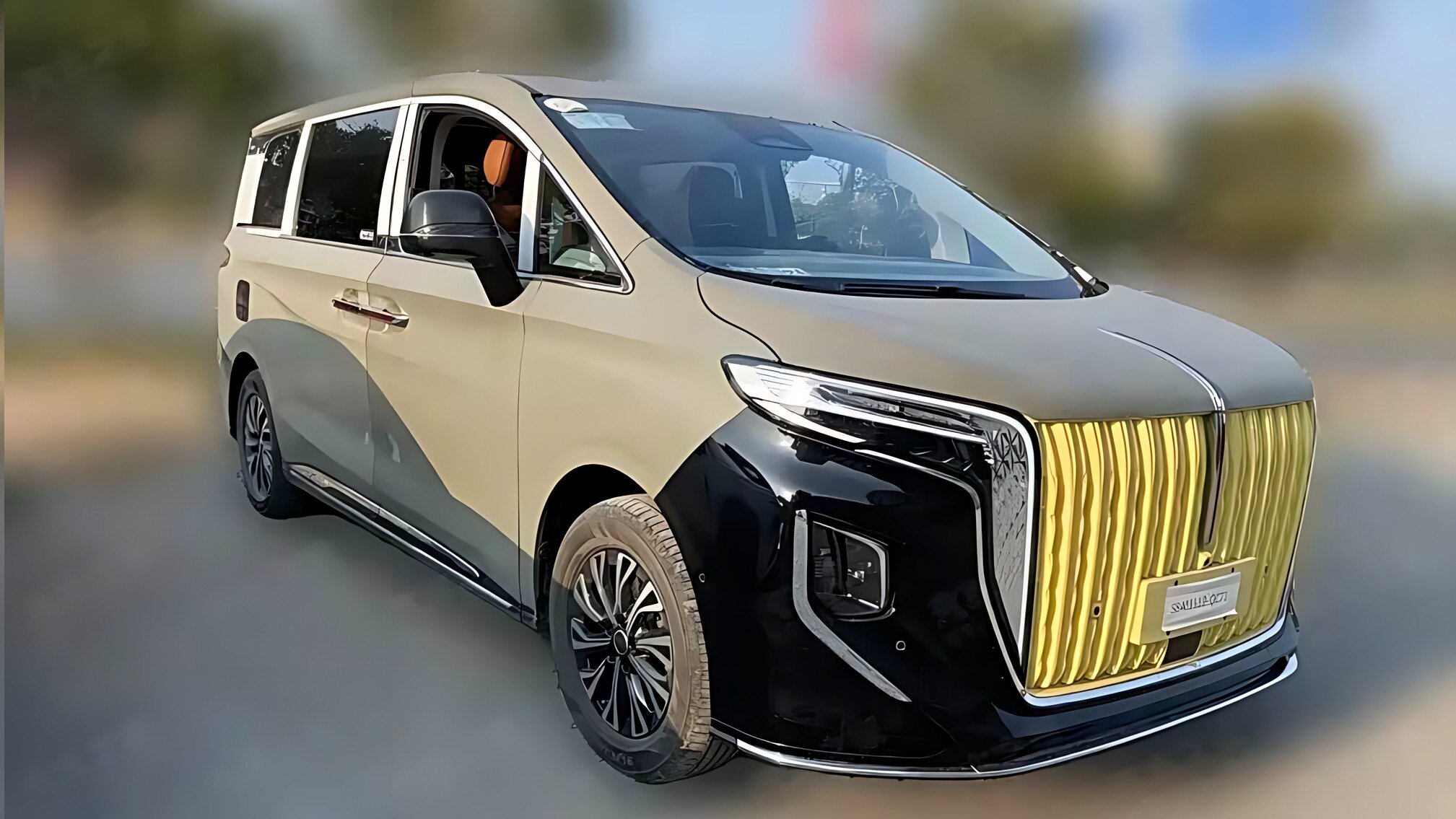 Шпионам попался обновлённый Hongqi HQ9 с огромным экраном в салоне