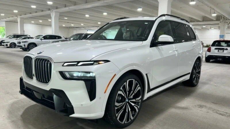 На Авто.ру продают рестайлинговый BMW X7, который не успел официально добраться до России