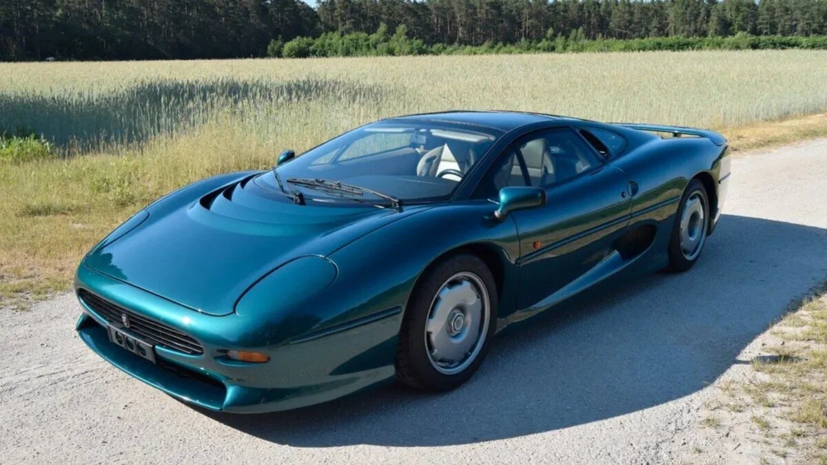 На Авто.ру выставили суперкар Jaguar XJ220, которых сделали всего 282 штуки