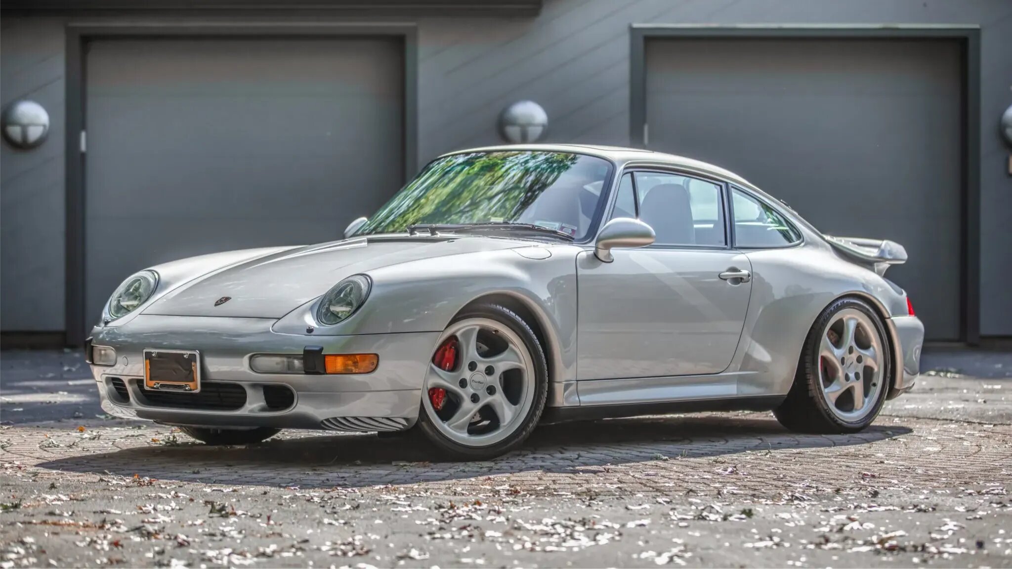 Porsche 911 Turbo, который за 28 лет не проехал и 210 километров, выставили на торги