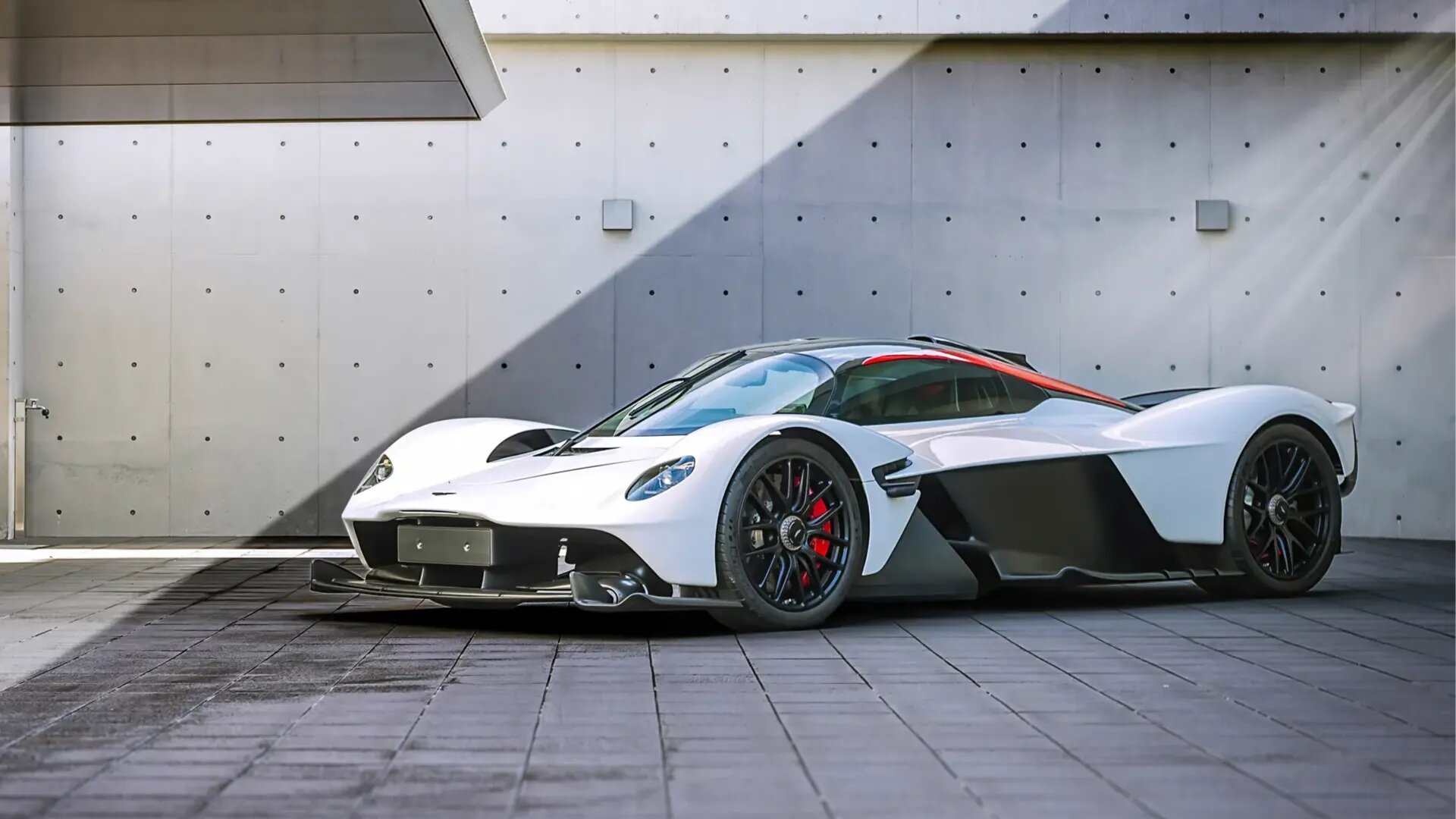 В Дубае на торги выставят один из 150 существующих гиперкаров Aston Martin Valkyrie
