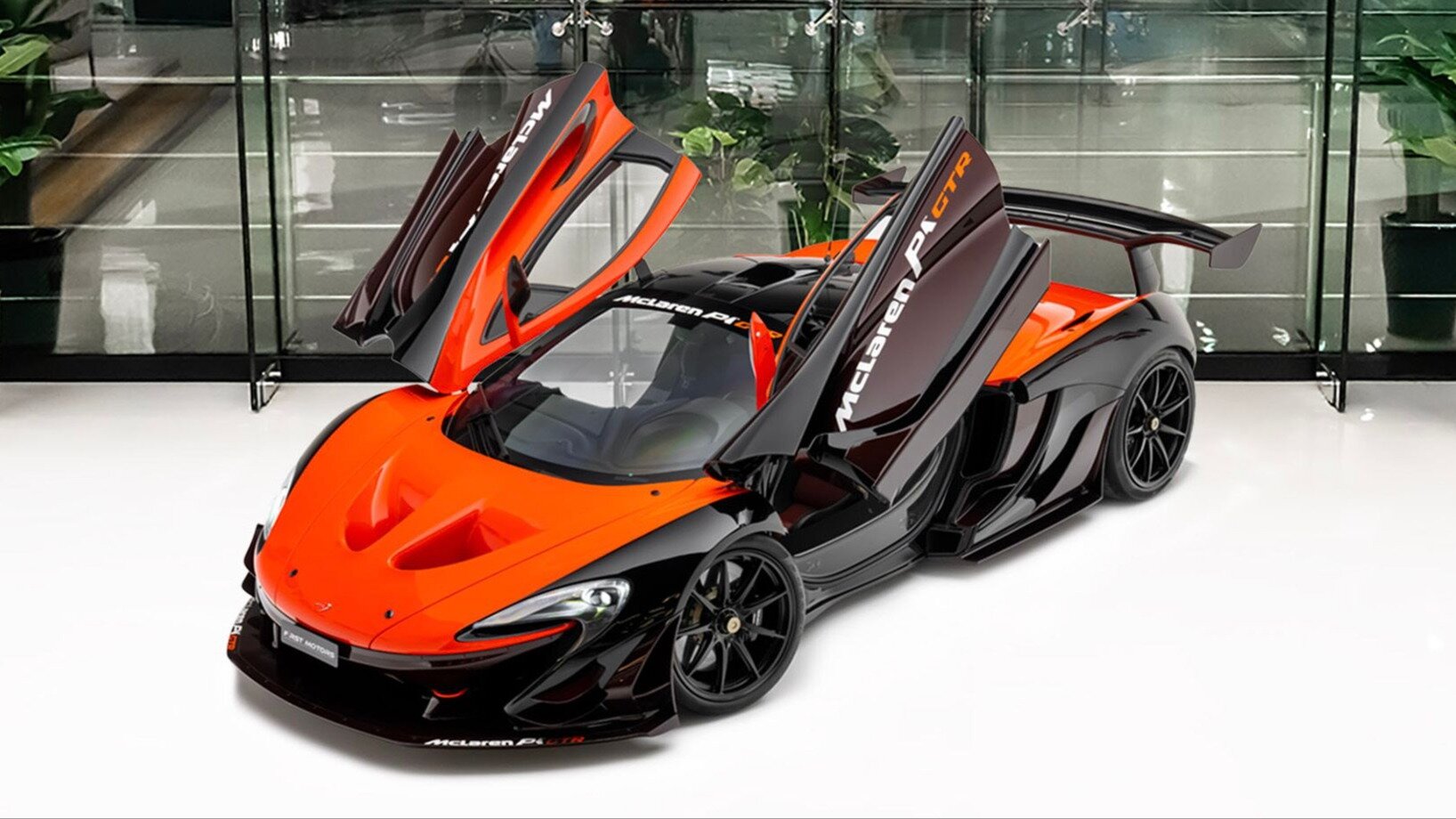 Редчайший трековый McLaren P1, который никогда не ездил, продают в Дубае