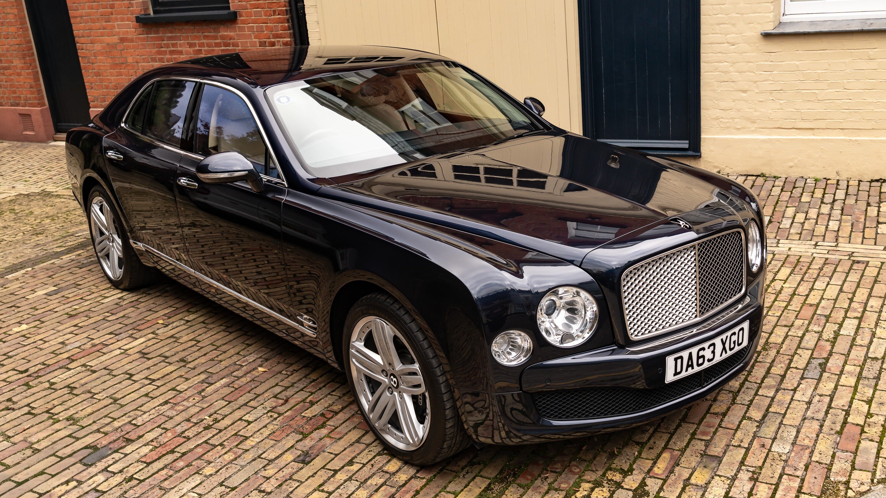 В продаже появился Bentley Mulsanne, на котором ездил король Британии Карл III