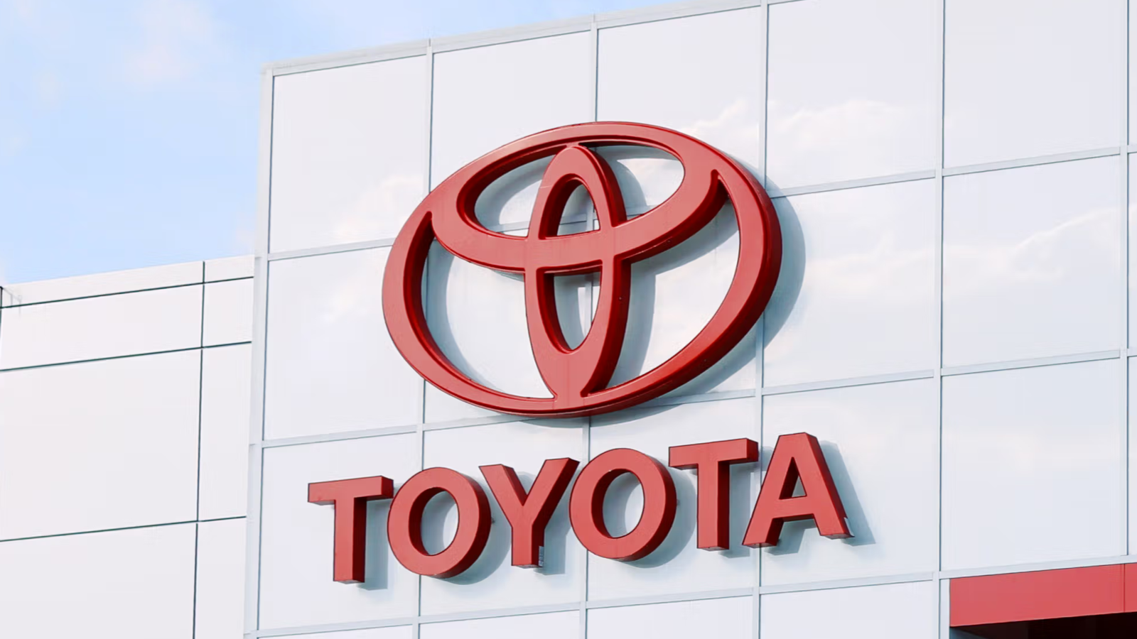 Toyota продолжает торговать в России машинами, поставки которых давно прекратились