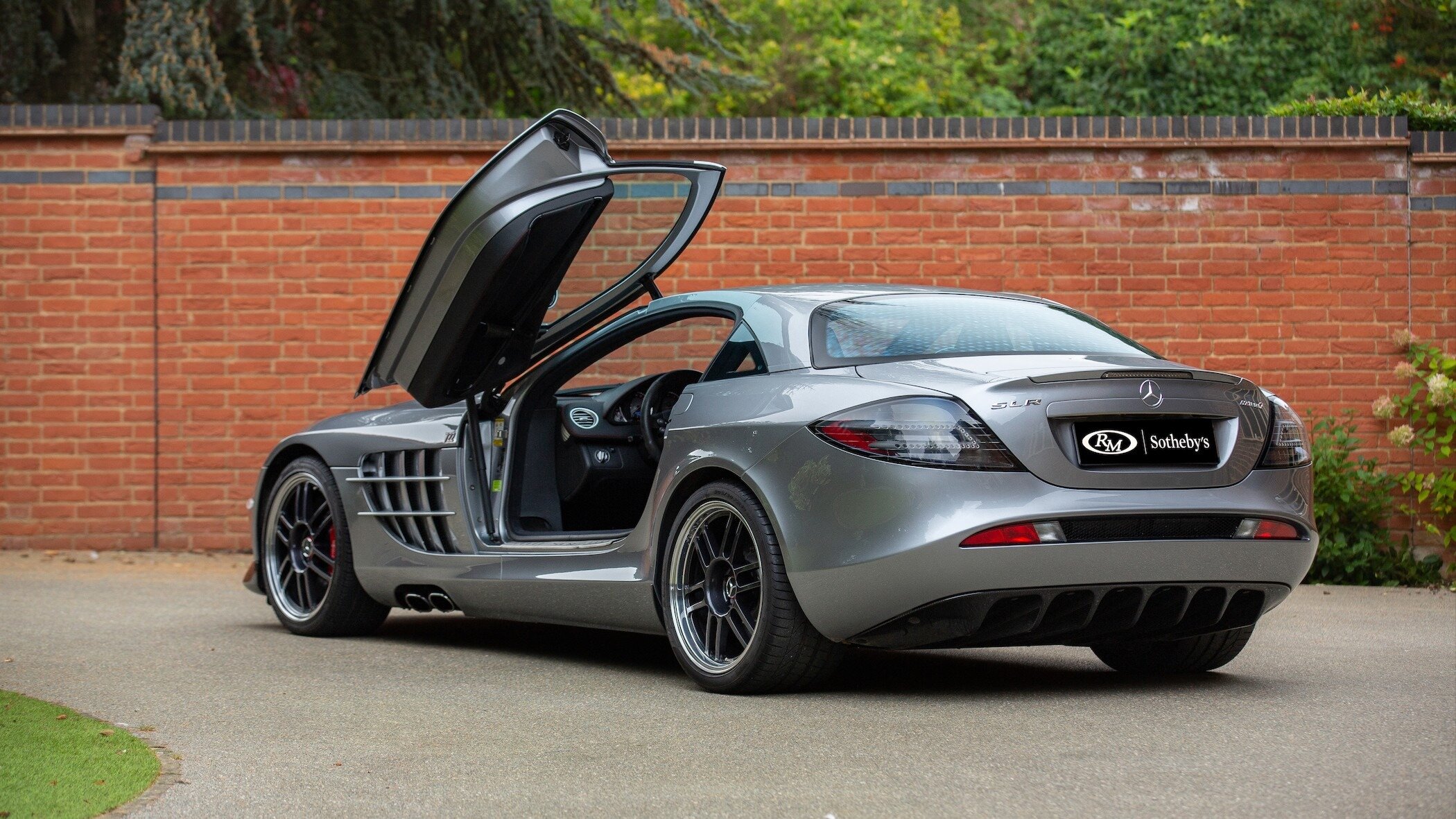 С молотка уйдёт очень редкий суперкар Mercedes-Benz SLR McLaren — таких сделали всего 150