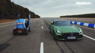 Кто быстрее: Renault Twizy или Mercedes-AMG GT R задним ходом?