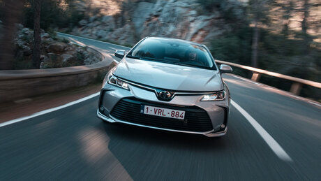 Вперёд батьки: тест новой Toyota Corolla – маленькой Камри с ценником от большой