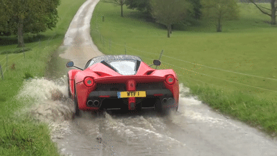 Посмотрите, как Ferrari LaFerrari дрифтит по полю и штурмует лужи
