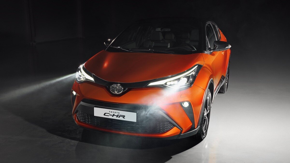 В Россию приехал обновлённый кроссовер Toyota C-HR. Теперь он стоит минимум 1,8 миллиона рублей
