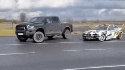 Стандартный пикап Ram устроил парный дрифт с гоночной BMW