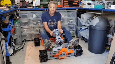 Британец сделал огромную копию Lego-карта. На ней можно ездить