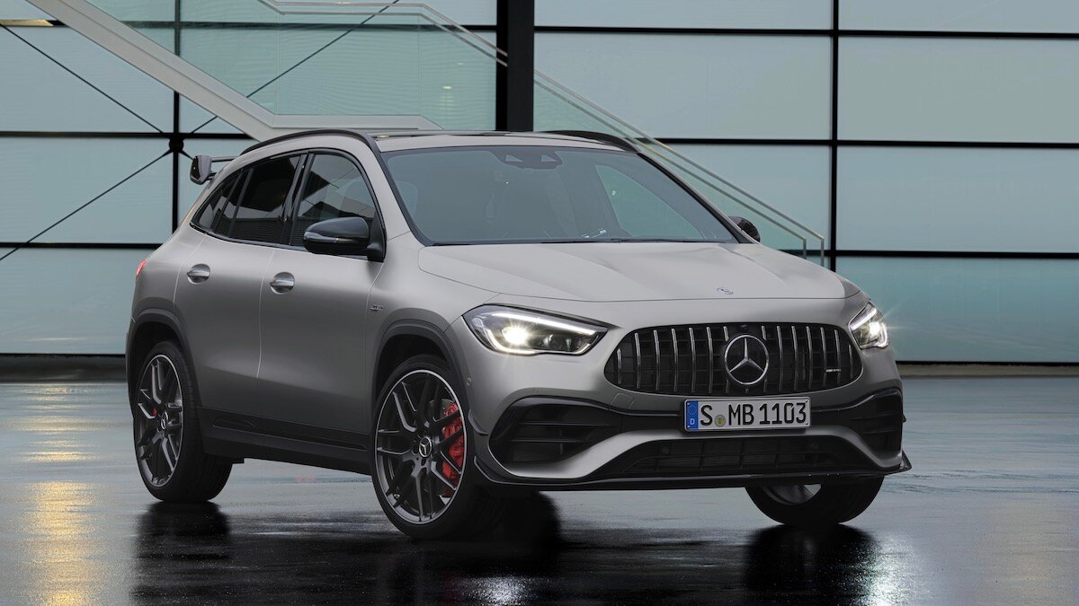 Маленький кроссовер Mercedes-AMG с мощнейшей «турбочетвёркой»: названы рублёвые цены