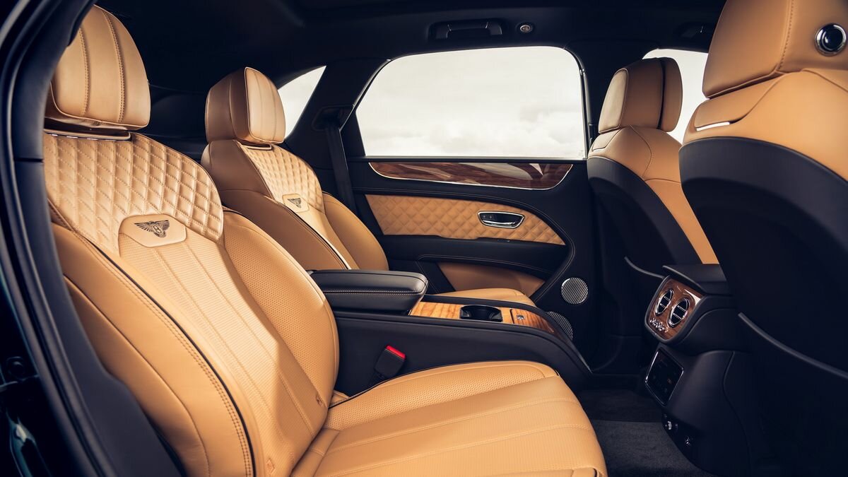 Лимузин среди кроссоверов: марка Bentley представила Bentayga с раздельными креслами