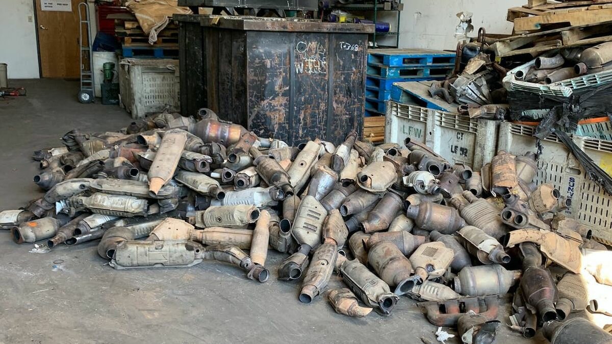 В гараже нашли 2000 украденных каталитических нейтрализаторов и 300 000 долларов