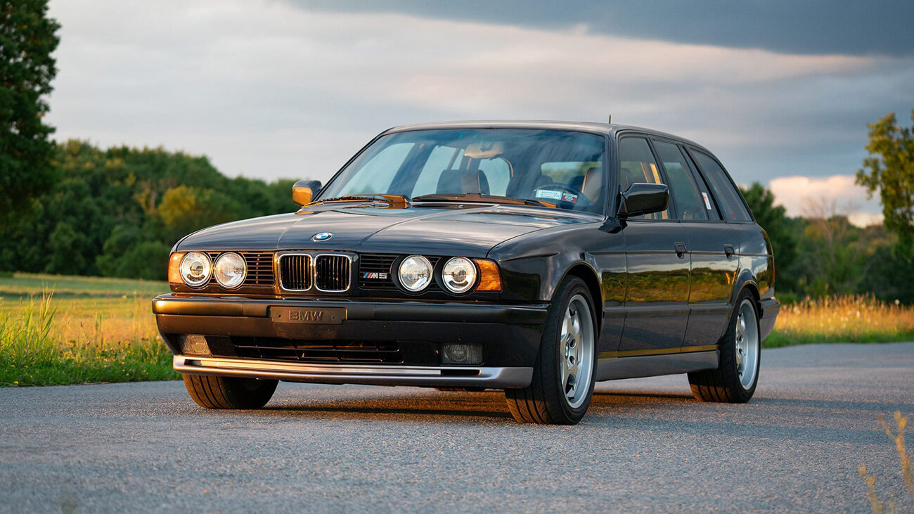 На продажу выставлен BMW M5 из 90-х в очень редком кузове универсал