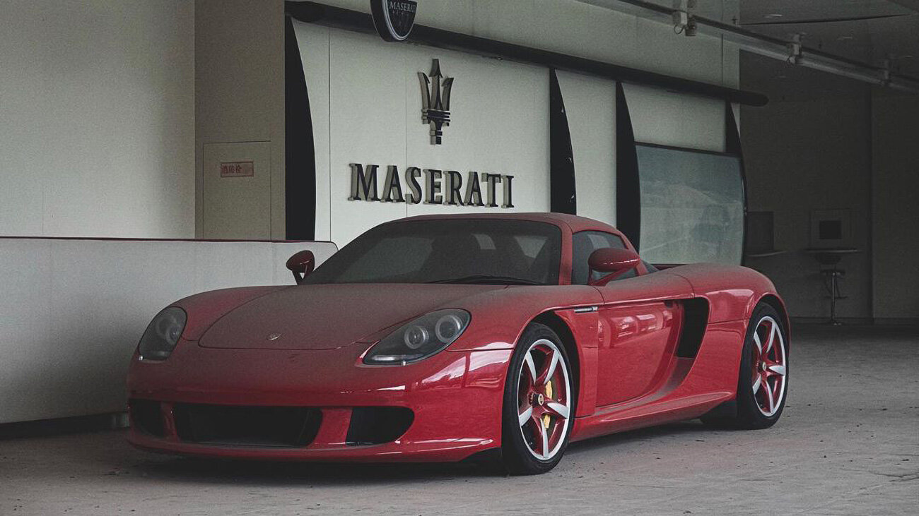 Редчайший Porsche Carrera GT и ещё два суперкара обнаружили в заброшенном дилерском центре