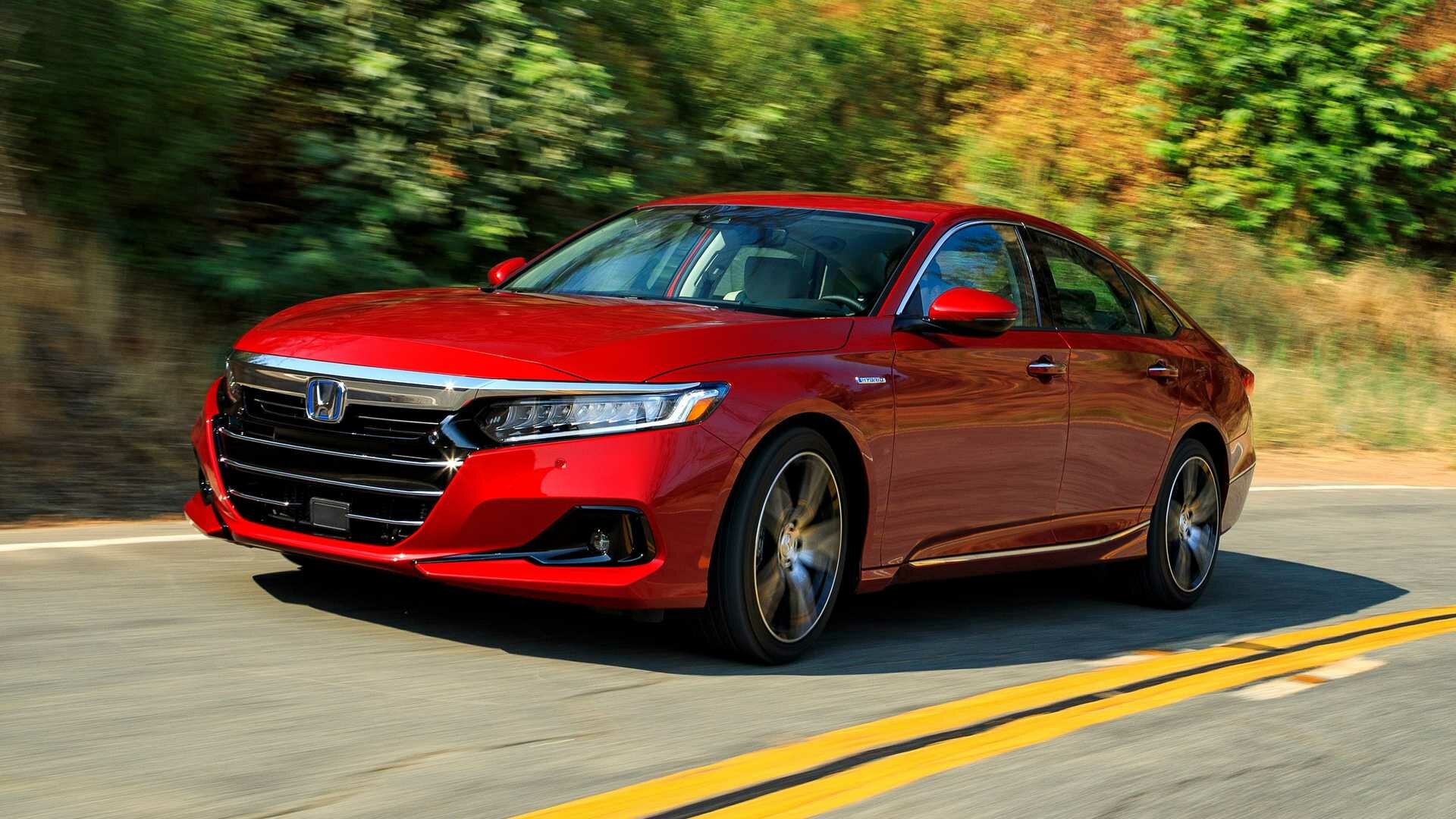 Доработанная внешность, минус «механика»: Honda обновила седан Accord