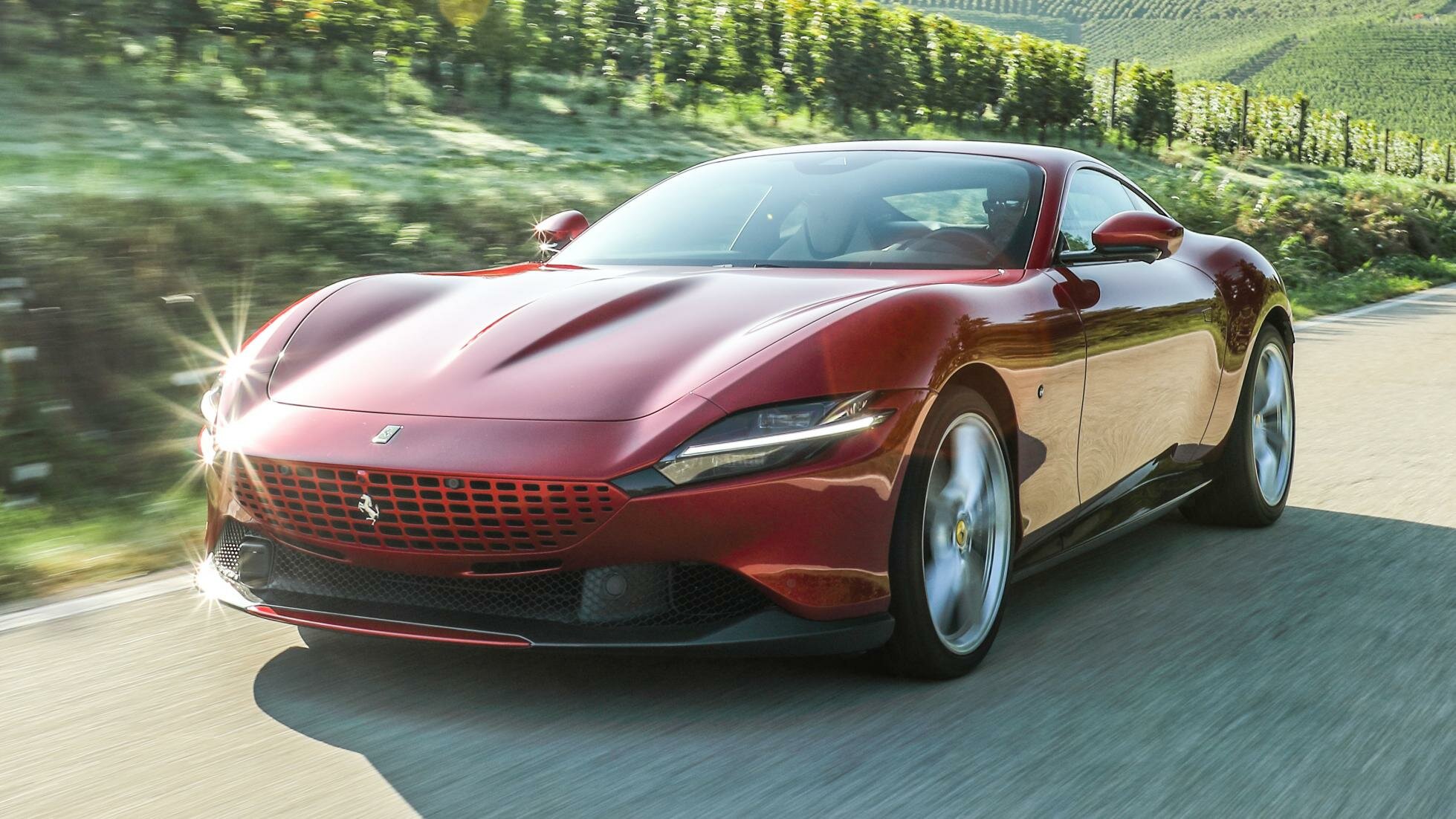 В России стали доступны три новейших суперкара Ferrari. Объявлены цены