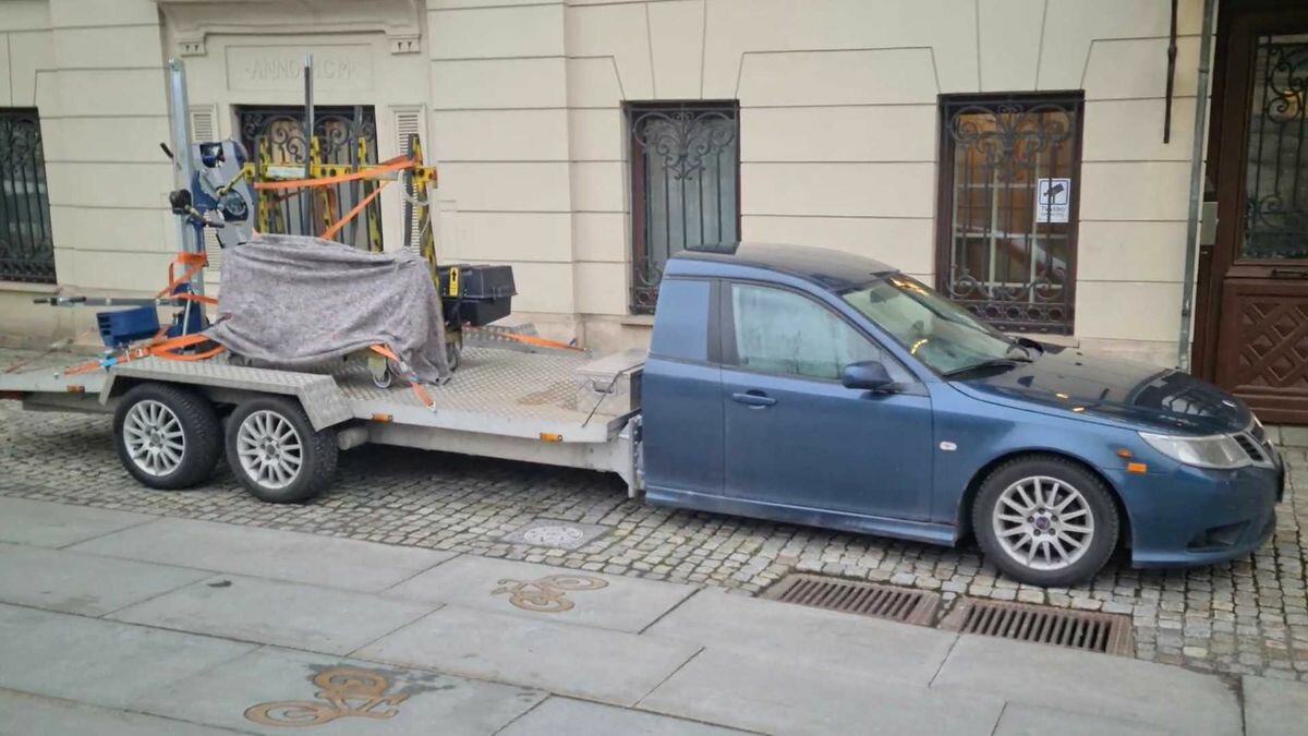 Saab 9-3 превратили в трёхосный «грузовик», отрезав половину кузова. Видео