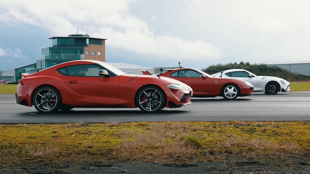 Битва поколений: на прямой сравнили старую Toyota Supra с двумя новыми