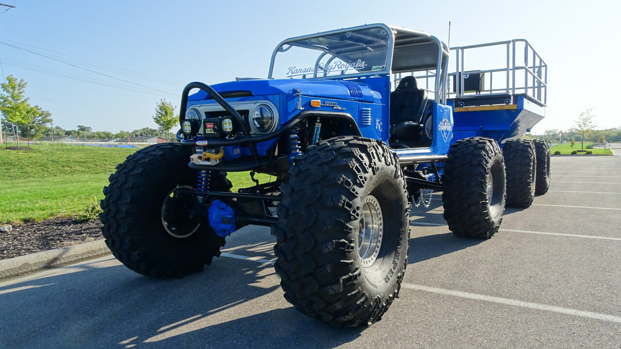 50-летний Toyota FJ40 превратили в монстр-трак и оценили в 9 миллионов рублей
