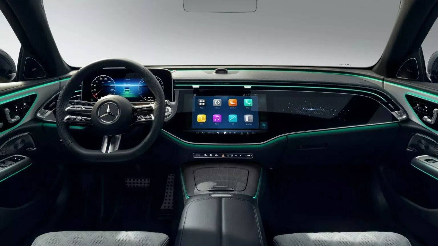 Показан салон нового Mercedes-Benz E-класса: три дисплея, TikTok и селфи-камера