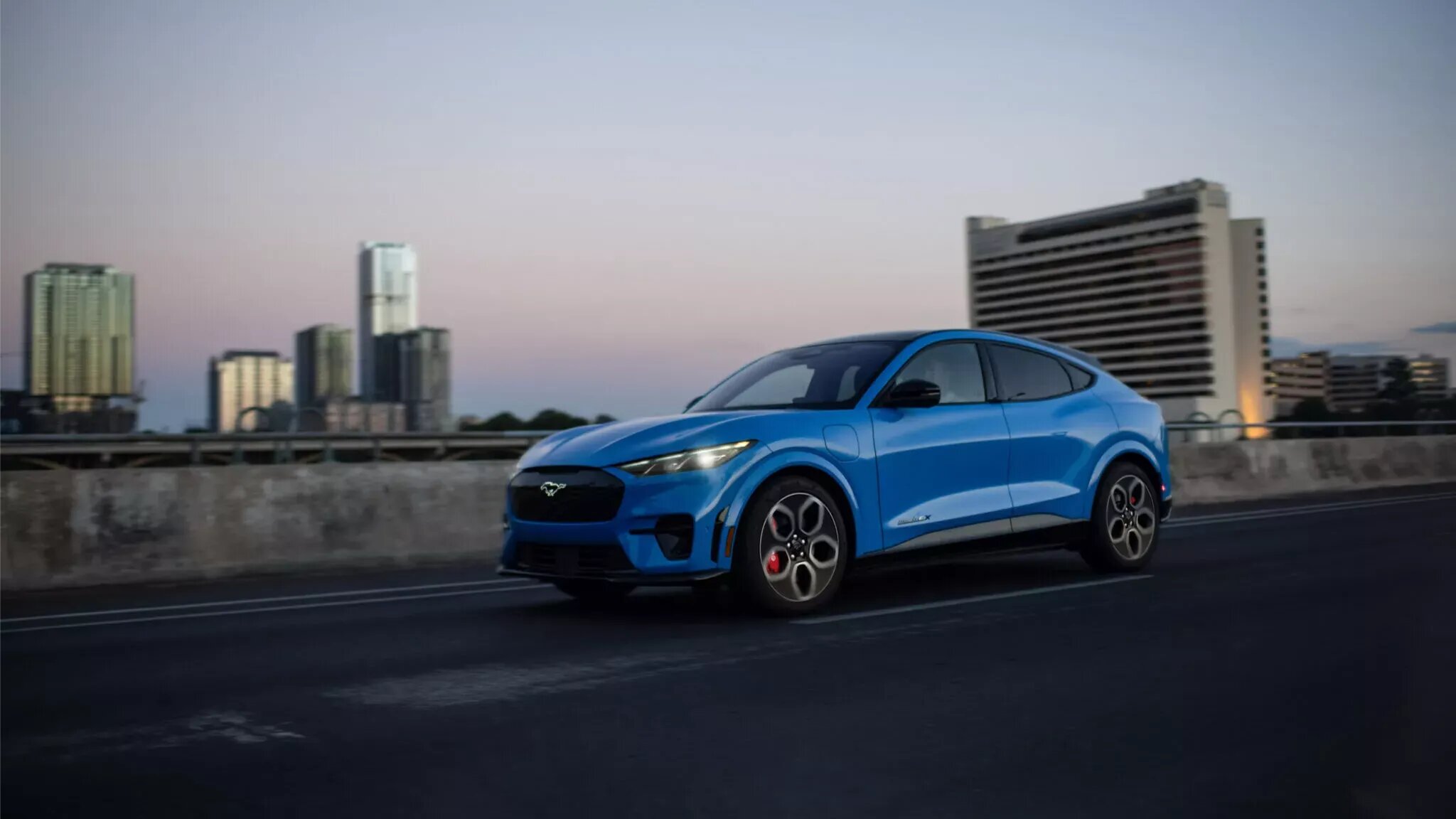 Ford Mustang Mach-E обновился: теперь он быстрее топовой Tesla Model Y Performance