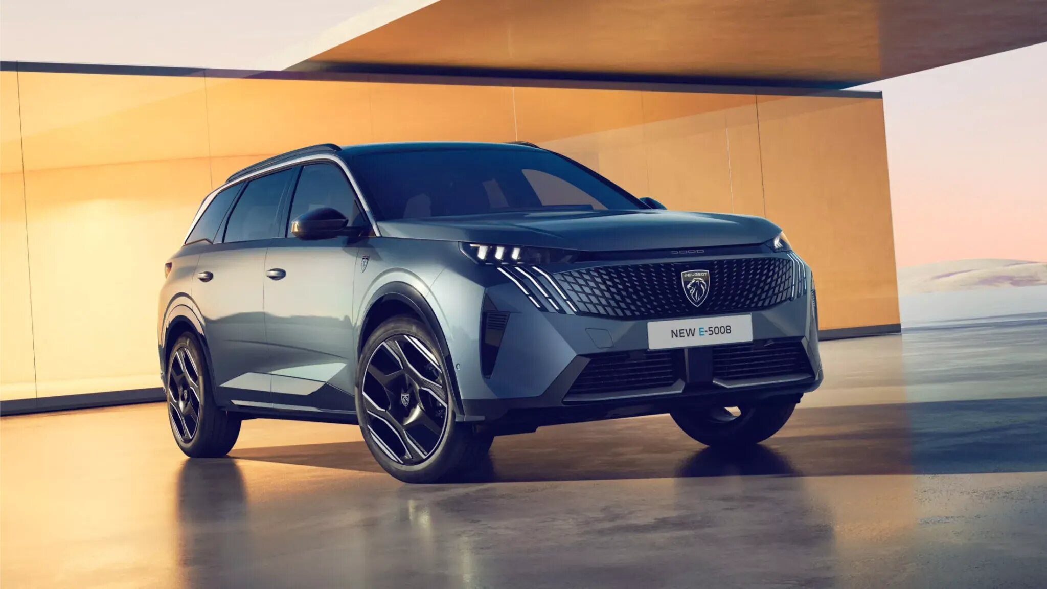 Новый флагман Peugeot 5008 дебютировал с электромоторами и ДВС
