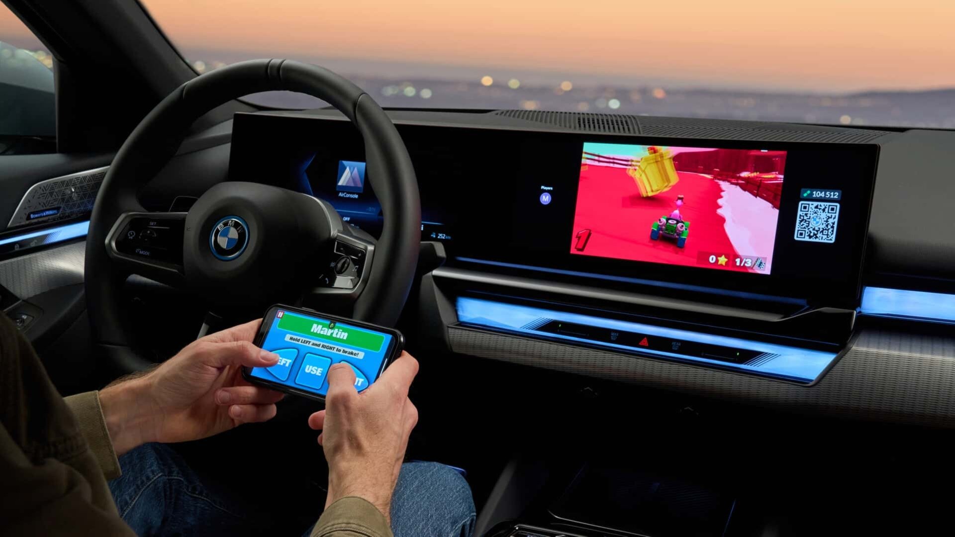 Компания BMW рассказала, как играть в игры на экране 5 серии с помощью смартфона