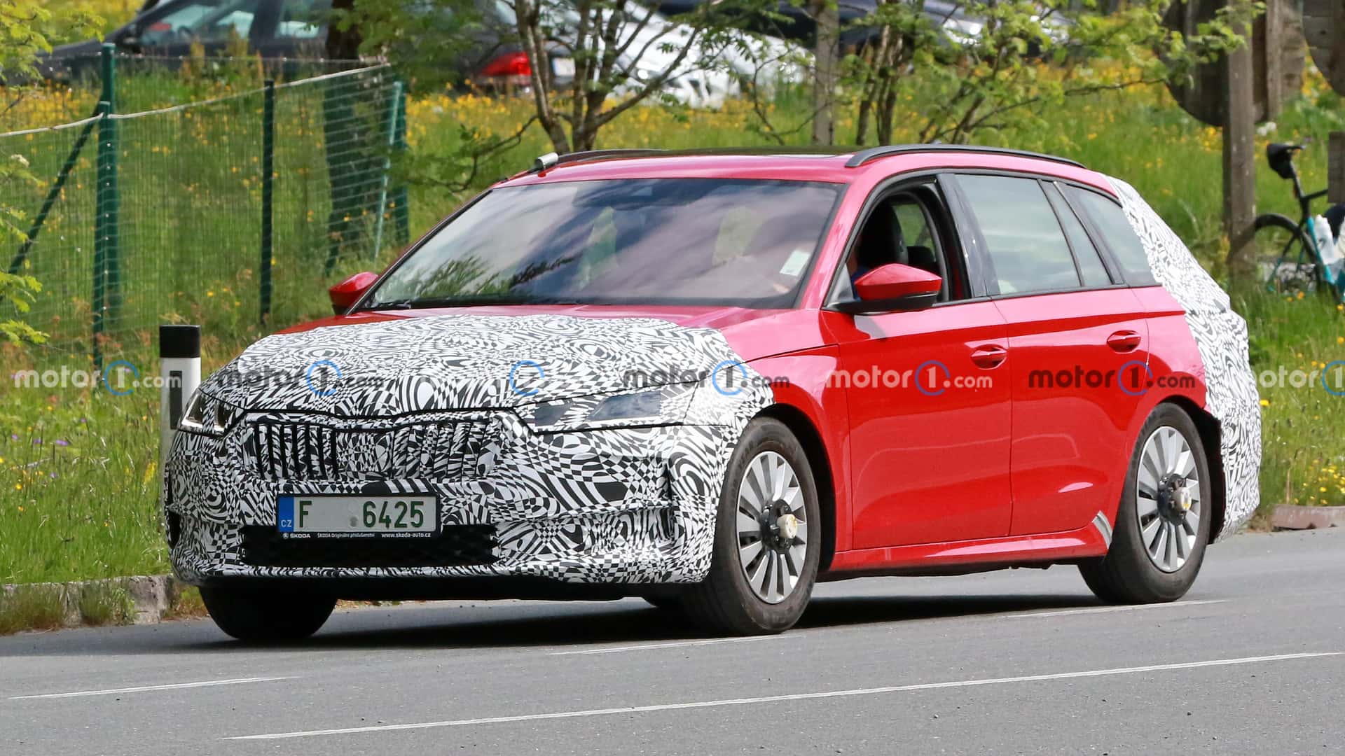 Обновлённый универсал Skoda Octavia сфотографировали снаружи и внутри