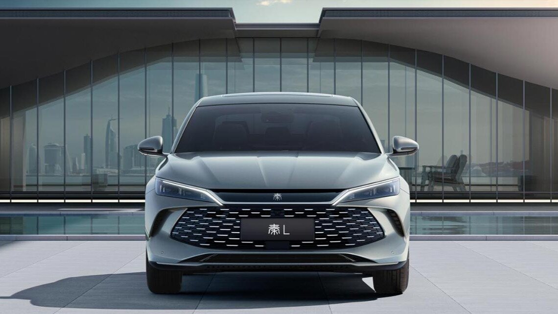 Доступный гибридный седан BYD Qin L показали на официальных фотографиях