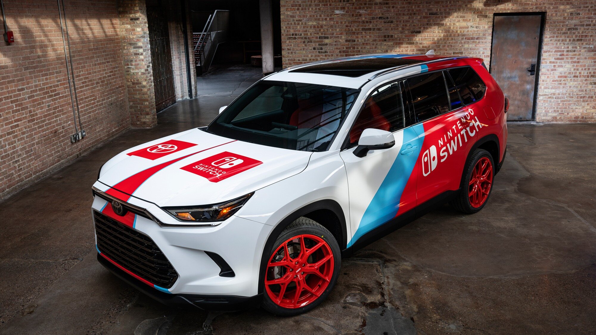 Первым покупателям Toyota Grand Highlander подарят игровую консоль, которую можно брать в дорогу
