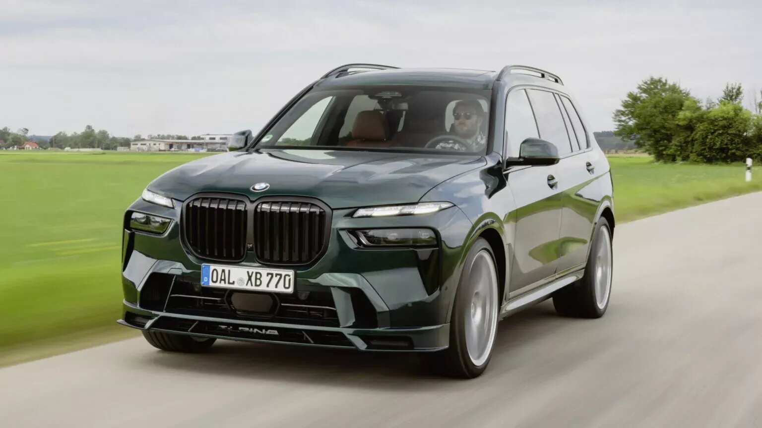 Суперкроссовер Alpina XB7 стал ещё эксклюзивнее с салоном ручной работы