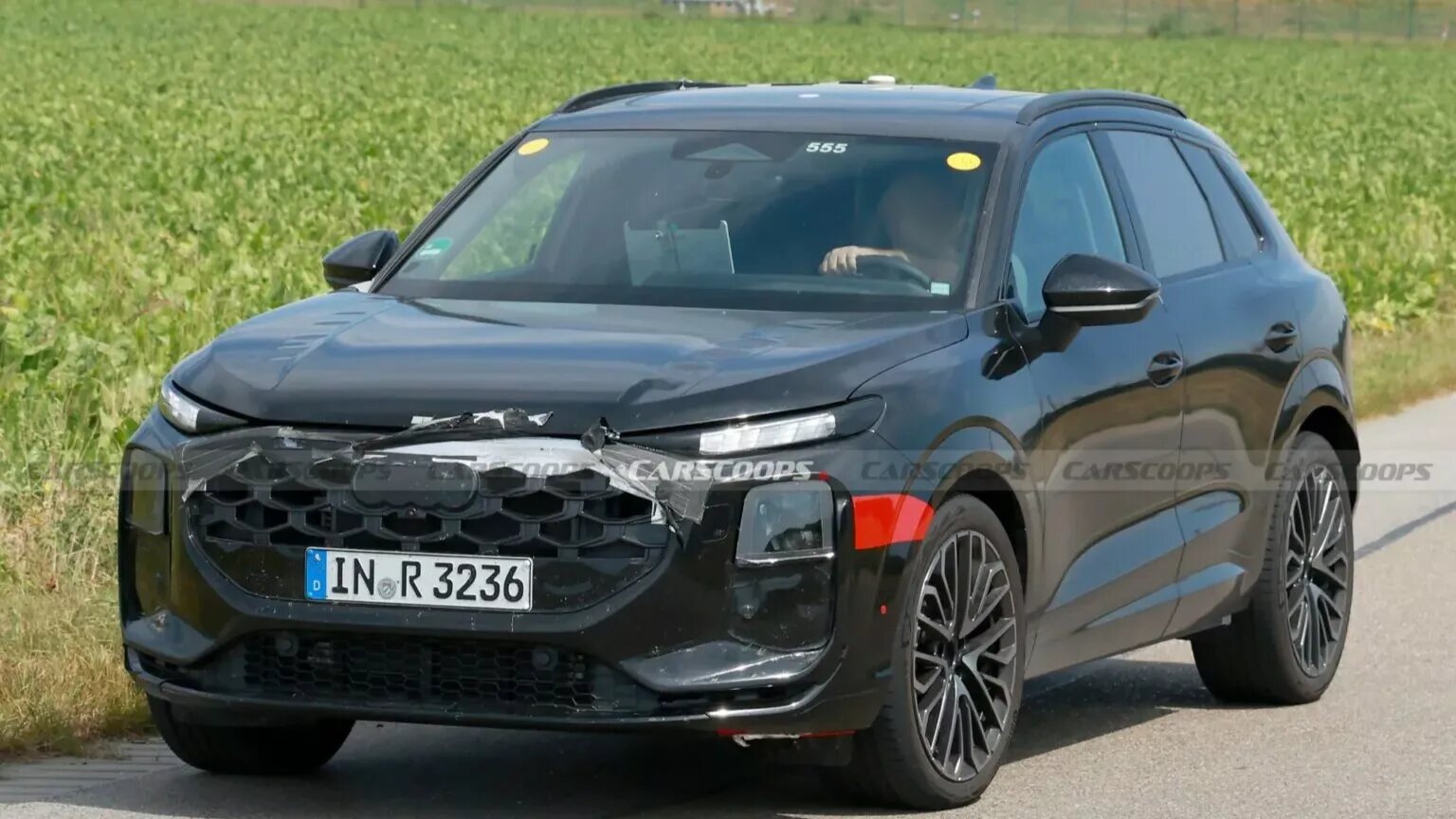 Новый Audi Q3 на шпионских фото показал фары с «бровями»
