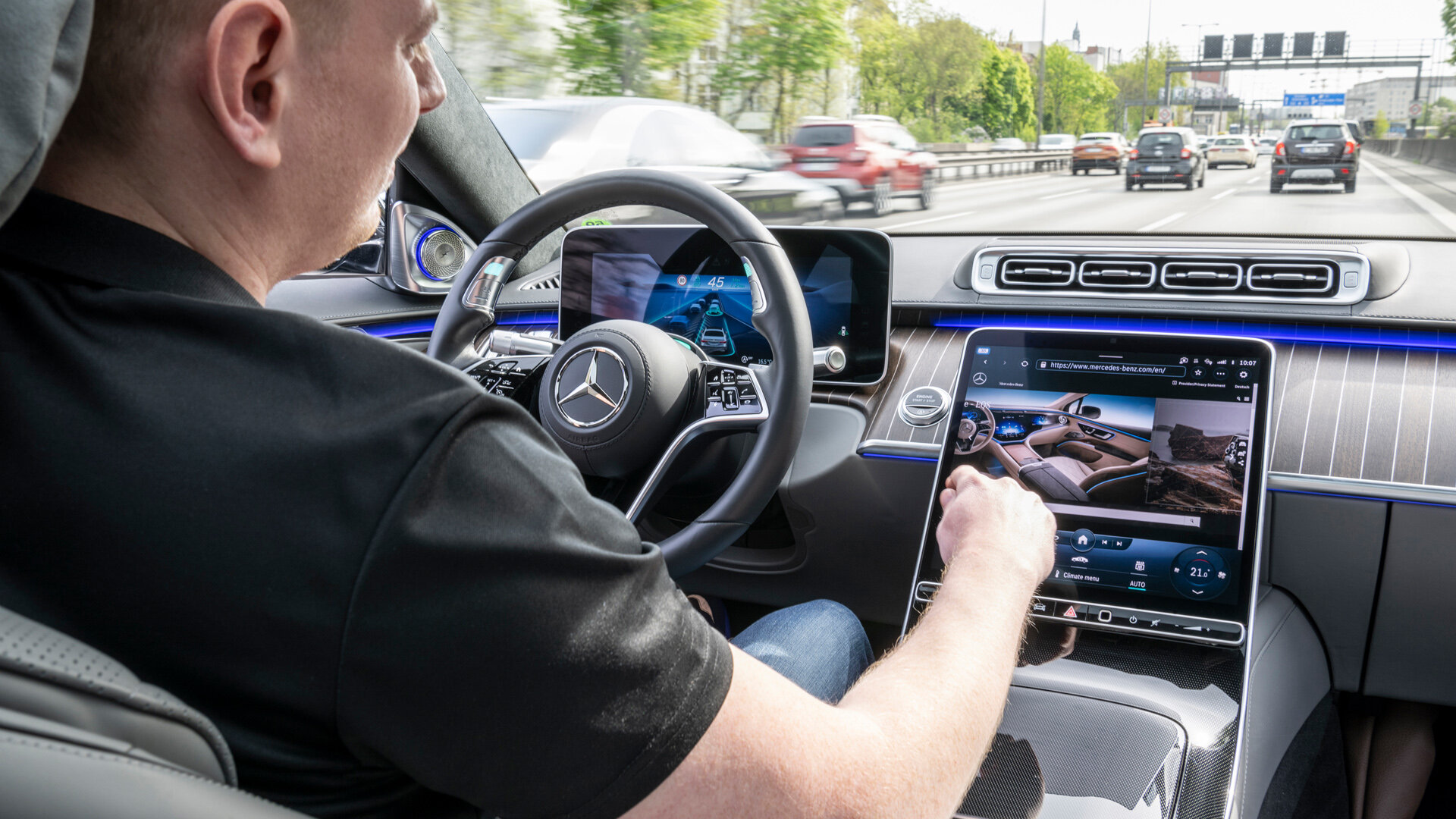 Mercedes-Benz объявил о старте продаж автопилота