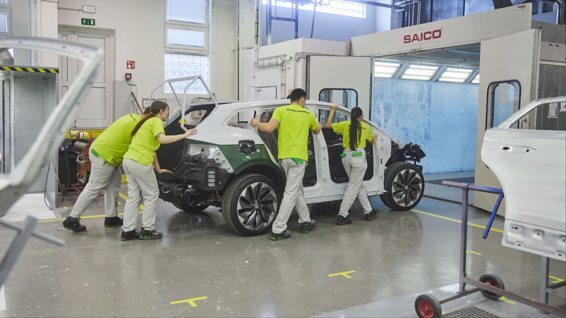 Skoda показала, как студенты строят электрокемпер Roadiaq