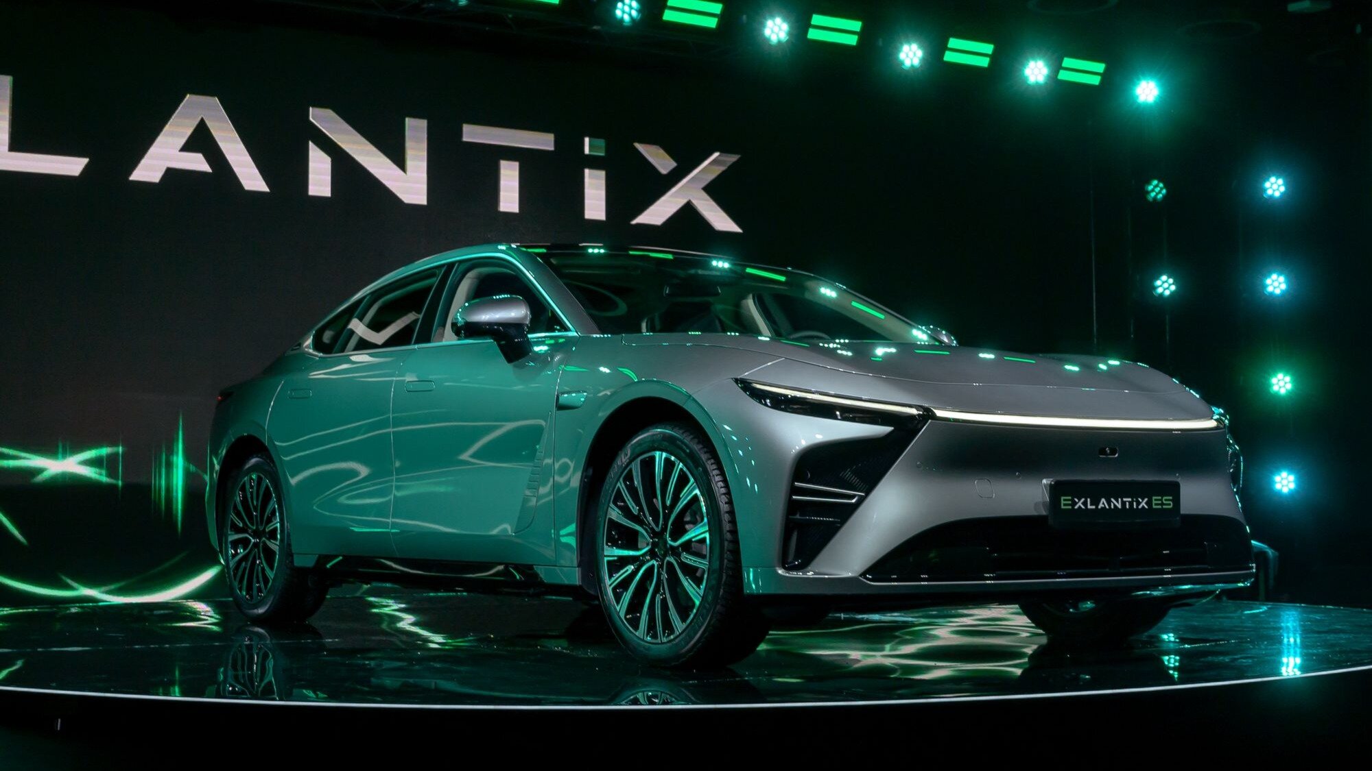 Официальные продажи премиального электроседана Exlantix ES в России начнутся летом