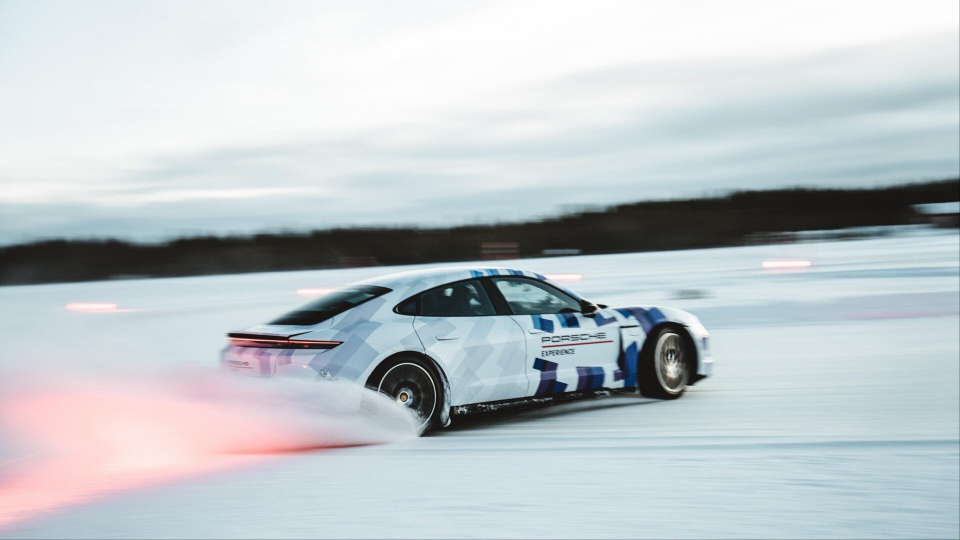 Porsche Taycan установил рекорд Гиннесса по дрифту на льду