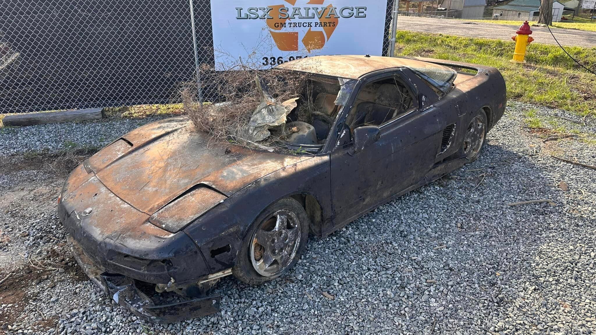 Пролежавшую 15 лет на дне реки Acura NSX купили за 8500 долларов и хотят полностью восстановить