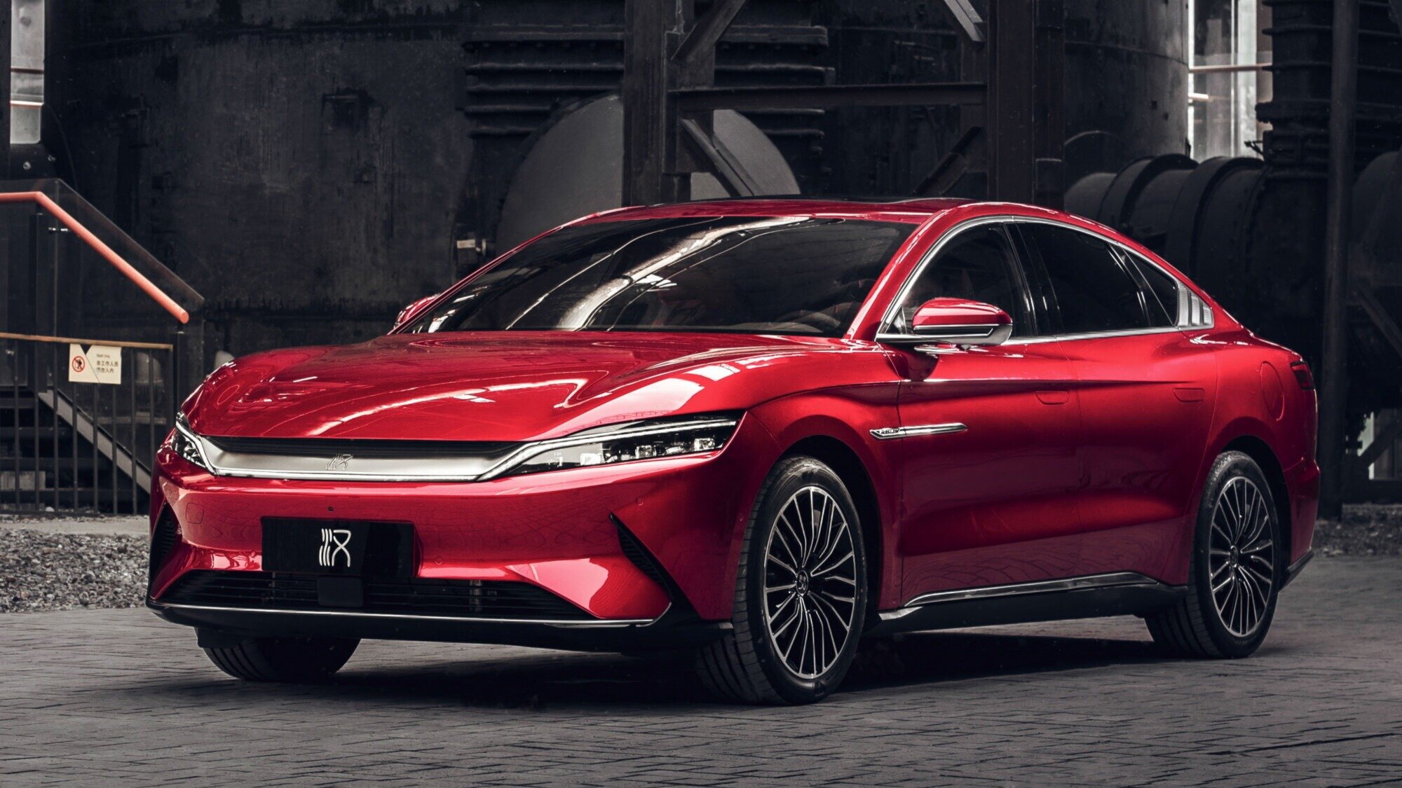 Китайская марка BYD отказалась от бензиновых машин на фоне рекордных продаж электрокаров