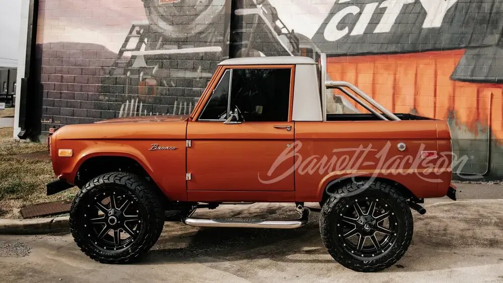 Классический Ford Bronco превратили в мощный пикап и выставили на продажу