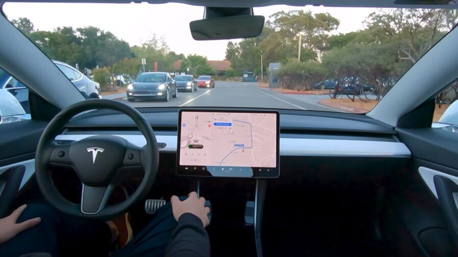 Суд обязал выплатить владелице Tesla 101 000 долларов из-за проблем с автопилотом
