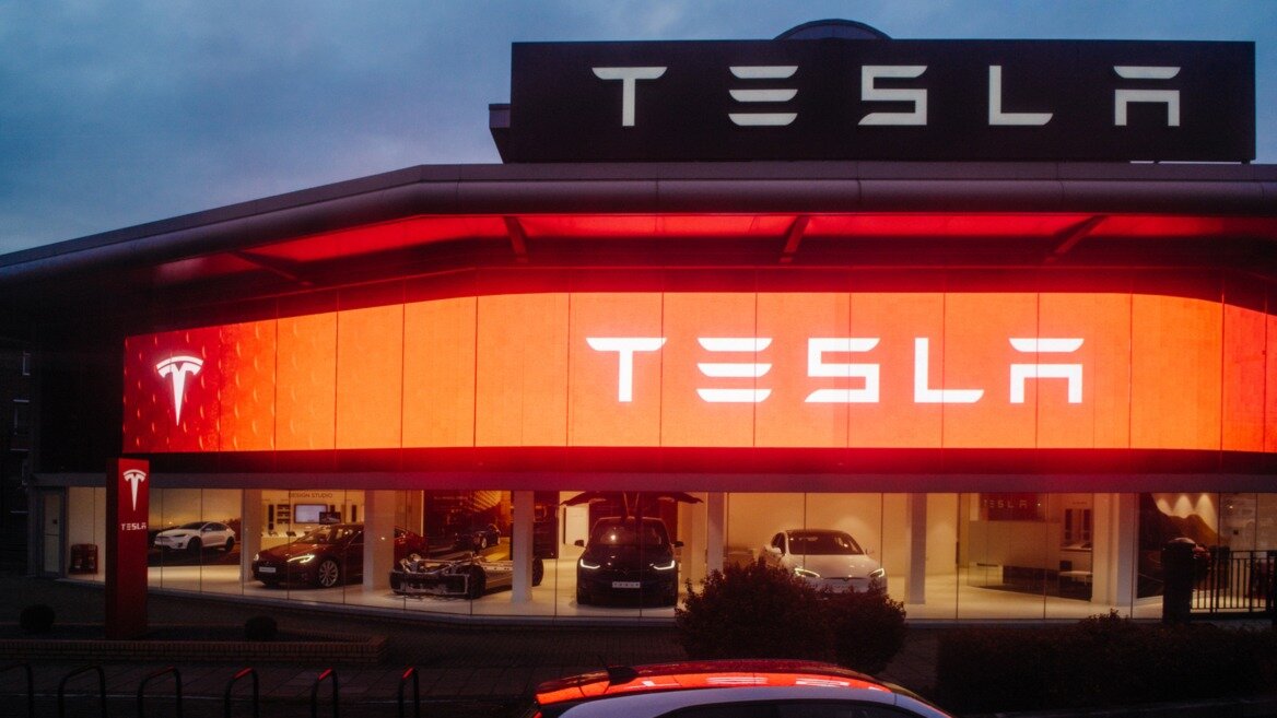 Tesla откроет в Голливуде круглосуточный ресторан с кинотеатром и зарядными станциями